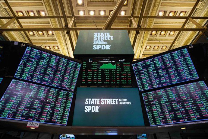 Caen las acciones en Wall Street mientras sube el dólar y el rendimiento de los bonos.&nbsp;