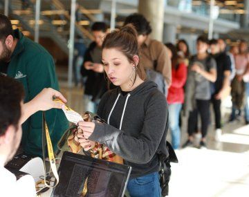 Expo Empleo BA llegó a La Rural y se registra una larga fila de personas en búsqueda de ofertas laborales