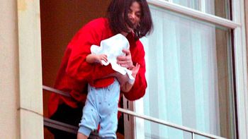 fotos: ¿como esta hoy el hijo de michael jackson de la famosa escena del balcon? fotos: ¿como esta hoy el hijo de michael jackson de la famosa escena del balcon?