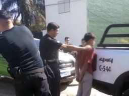 Un atrapó a un ladrón infraganti, lo desnudó y lo azotó con un látigo.