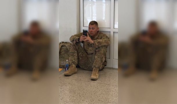 La cara del soldado al ver nacer a su hija