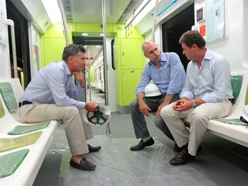 Los nuevos subtes de la Línea A rozan los andenes