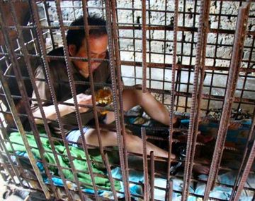 Una mujer china enjauló a su hijo durante once años