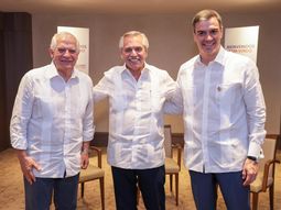 El presidente Alberto Fernández junto al Presidente del Gobierno de España, Pedro Sánchez y el Alto Representante de la Unión Europea para Asuntos Exteriores y Política de Seguridad, Joseph Borrell.