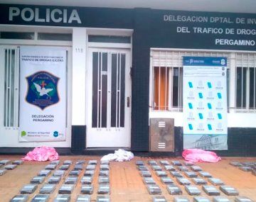 Tiraron en paracaídas 130 kilos de cocaína desde una avioneta a un campo en Pergamino