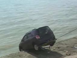 video: asi sacaron del rio de la plata la camioneta que cayo al agua video: asi sacaron del rio de la plata la camioneta que cayo al agua