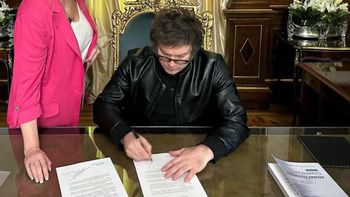 Javier Milei firmando un decreto. Javier Milei firmando un decreto.