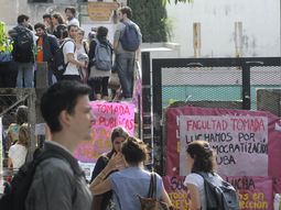 incidentes en sociales impiden la asuncion del nuevo decano incidentes en sociales impiden la asuncion del nuevo decano