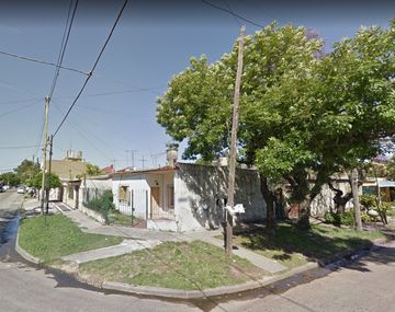 Una camioneta de la Policía Federal chocó a una moto y dejó a una mujer en coma