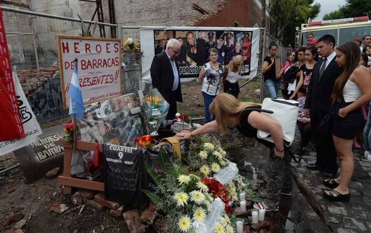 Familiares homenajeando a las víctimas de la tragedia de Iron Mountain