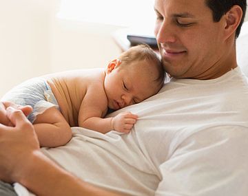 Los hombres con testículos más pequeños son mejores padres