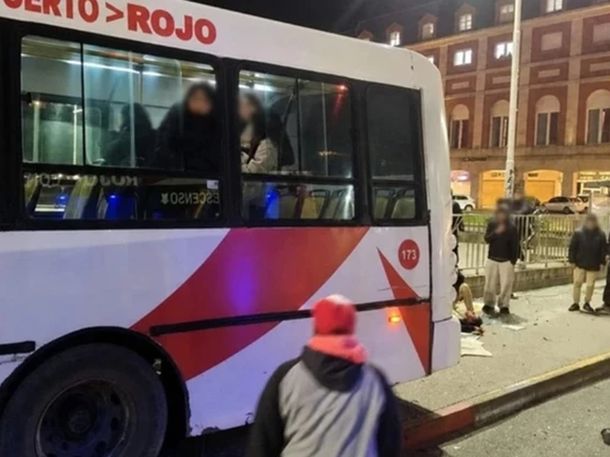 Tragedia en Mar del Plata: un colectivo se subió a la vereda, atropelló a varias personas y dejó una mujer muerta. Tragedia en Mar del Plata: un colectivo se subió a la vereda, atropelló a varias personas y dejó una mujer muerta.
