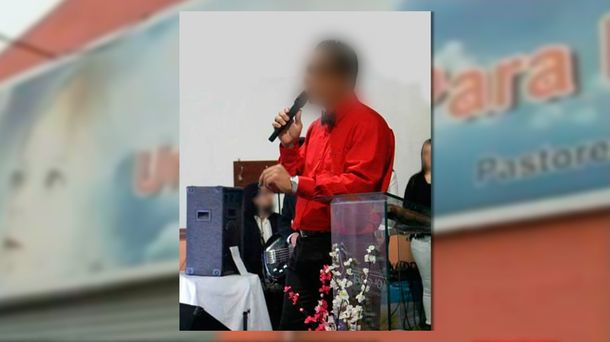 El pastor acusado de abuso dice que todas están locas de amor por él