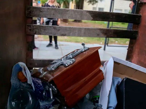 Neuquén: encontraron una urna funeraria en un tacho de basura