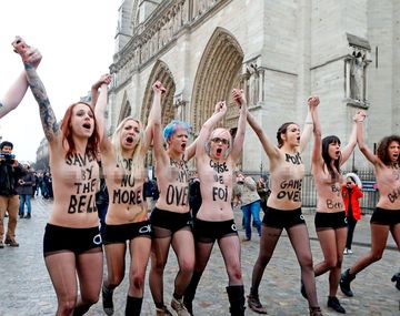 Feministas festejan en topless la renuncia de Benedicto XVI