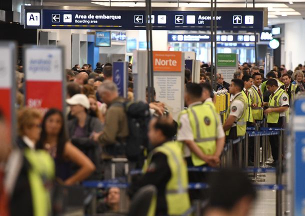 Cancelaron más de 200 vuelos de Aerolíneas Argentinas: hay 24.000 pasajeros afectados