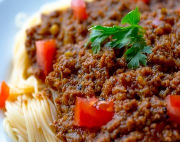 Una mujer vegana amenazó con matar a su mamá porque preparó salsa bolognesa