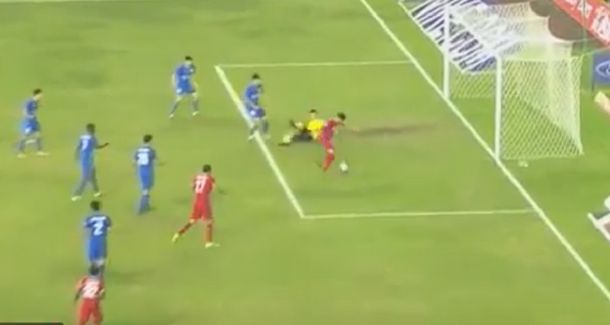 Era un gol imposible de errar...pero este jugador chino lo erró