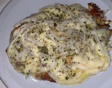 La milanesa de fugazzeta es uno de los grandes platos de este bodegón.&nbsp; 