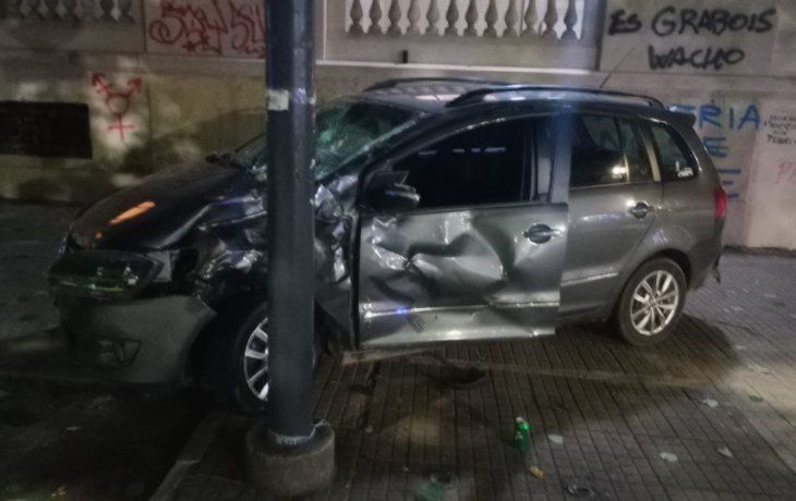 Violento choque entre dos motos y un auto en La Plata: hay un muerto y tres heridos