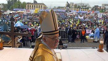 bergoglio recibio en lujan a un millon de jovenes creyentes