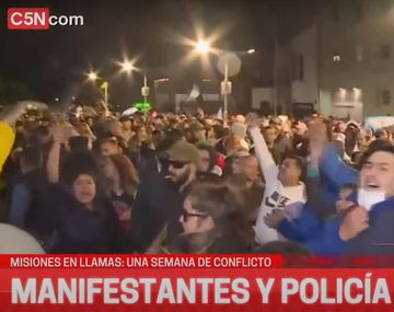 Misiones: incidentes y represión en la Legislatura