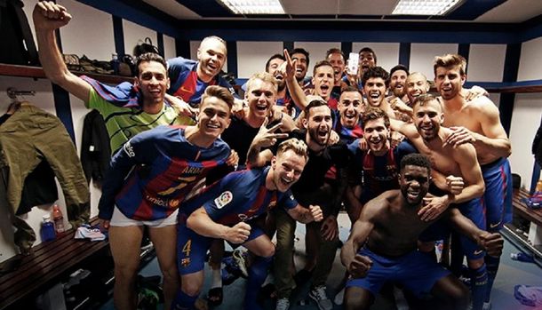 El celular de Messi en alto y