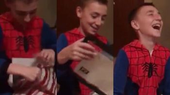 Emotiva reacción de un niño por su regalo de Navidad Emotiva reacción de un niño por su regalo de Navidad