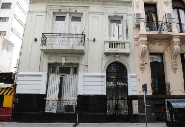 El auto con tres personas en el Instituto Patria: así denuncian que espiaba Alan Ruiz