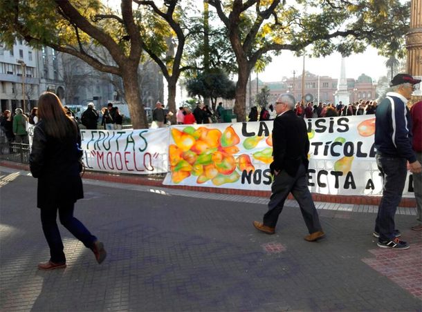 Consumidores se agolpan en Plaza de Mayo para recibir fruta
