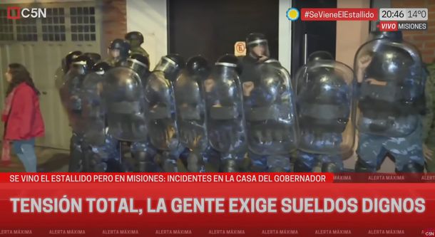 Tensión en Misiones: protestas y represión en la puerta de la casa del gobernador