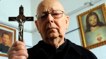 murio el exorcista mas famoso del mundo: mira los rituales que hacia murio el exorcista mas famoso del mundo: mira los rituales que hacia