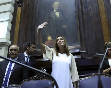 Vidal saludando al Parlamento bonaerense