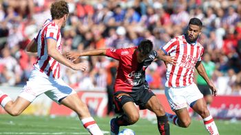 hinchas de colon fueron a burlarse a la casa de emanuel britez tras el clasico hinchas de colon fueron a burlarse a la casa de emanuel britez tras el clasico
