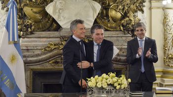 macri le pidio a dujovne mas alegria y dejo en evidencia su cara de preocupacion macri le pidio a dujovne mas alegria y dejo en evidencia su cara de preocupacion