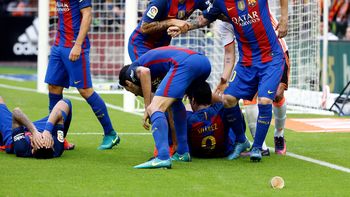 Messi insultó a los hinchas del Valencia por el botellazo a Neymar. Messi insultó a los hinchas del Valencia por el botellazo a Neymar.