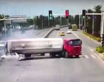 VIDEO: El escalofriante momento en que un camión cargado de cemento aplasta un auto