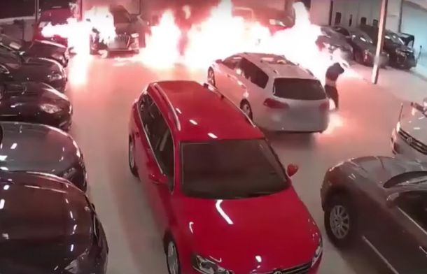 Quiso quemar autos y se prendió fuego