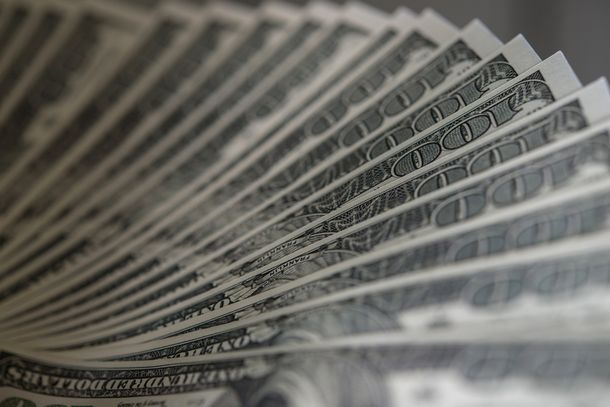 El dólar sumó su tercera suba al hilo