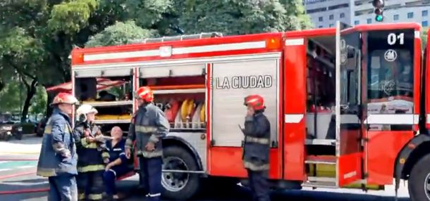 En pleno apagón en la Ciudad, explotó un cable de alta tensión e hirió a un operario