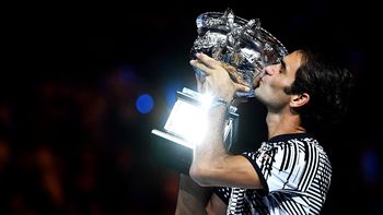 Una vez más, Federer levantando el trofeo de campeón Una vez más, Federer levantando el trofeo de campeón