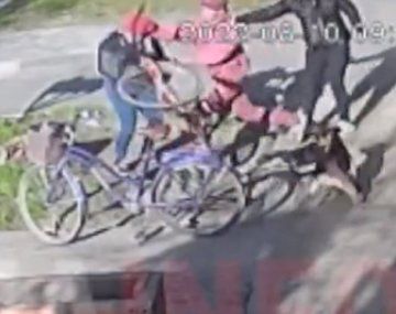 Brutal golpiza de un hombre a una mujer tras discutir por una bicicleta