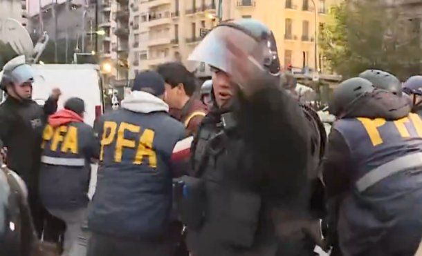 Represión en el Congreso: detuvieron a un fotógrafo y agredieron a un periodista de C5N
