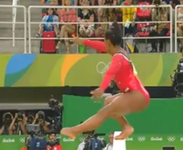 VIDEO: El error que dejó a Simone Biles sin el oro y sin el récord