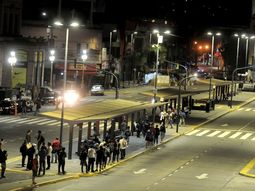 Algunos esperaban los últimos colectivos minutos antes de la medianoche Algunos esperaban los últimos colectivos minutos antes de la medianoche