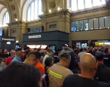 Los trenes no se venden: el canto de pasajeros y ferroviarios en rechazo a la privatización
