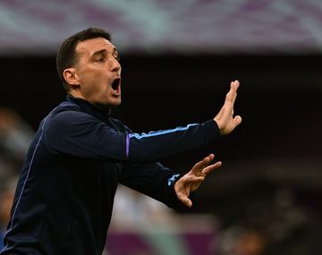 Scaloni se refirió a los pelotazos al área planteados por Van Gaal