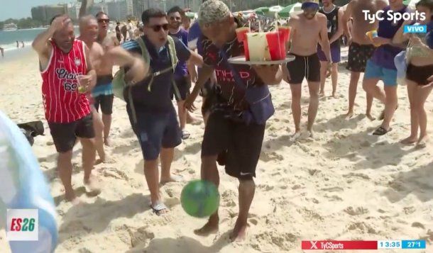 Un mozo brasileño sorprendió a todos haciendo jueguitos en la playa de Río de Janeiro