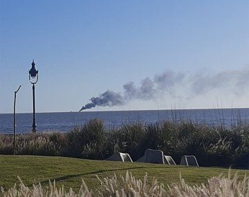 Se incendió un barco en el Río de la Plata y rescataron a tres tripulantes