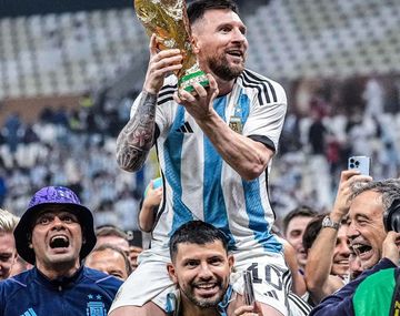 El regalo especial e histórico que le hizo Lionel Messi al Kun Agüero